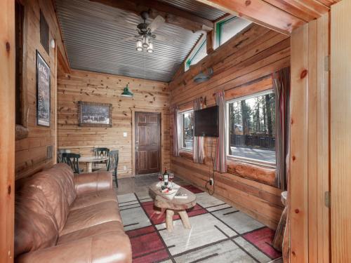 Lodge Dancing Bear, 2 Bedrooms, Front Porch, Midtown, Sleeps 6