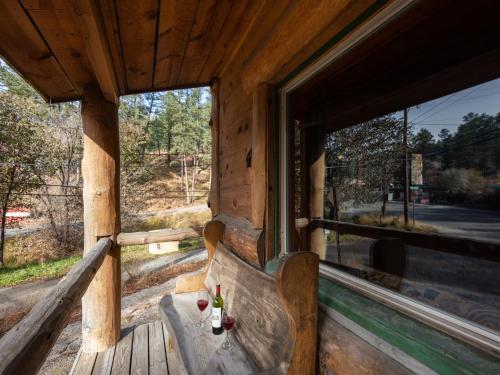 Lodge Dancing Bear, 2 Bedrooms, Front Porch, Midtown, Sleeps 6