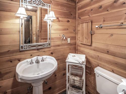 Lodge Dancing Bear, 2 Bedrooms, Front Porch, Midtown, Sleeps 6