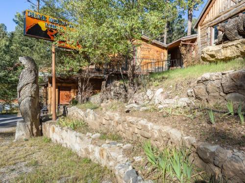 Lodge Dancing Bear, 2 Bedrooms, Front Porch, Midtown, Sleeps 6