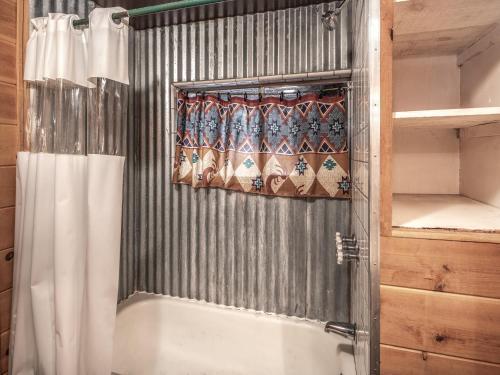 Lodge Dancing Bear, 2 Bedrooms, Front Porch, Midtown, Sleeps 6