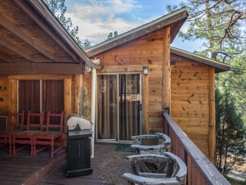 Lodge Dancing Bear, 2 Bedrooms, Front Porch, Midtown, Sleeps 6