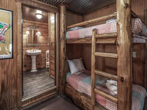 Lodge Dancing Bear, 2 Bedrooms, Front Porch, Midtown, Sleeps 6