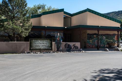 Lodge Dancing Bear, 2 Bedrooms, Front Porch, Midtown, Sleeps 6