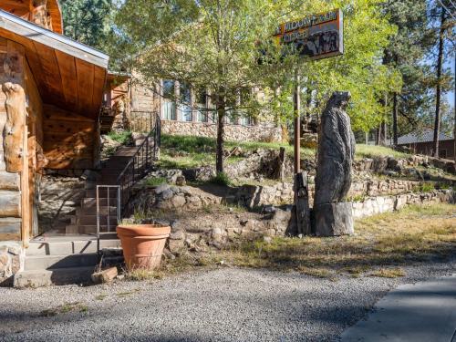 Lodge Sleeping Bear, 2 Bedrooms, Front Deck, Midtown, Sleeps 6