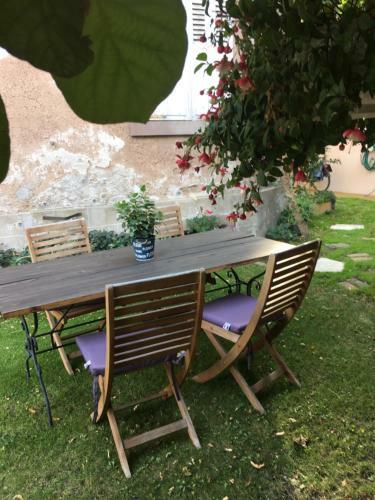Hostal Le Rez De Jardin