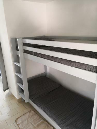 Apartamento Studio � Hy�res Port - Proche De Toutes Commodit�s
