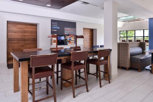 Holiday Inn Express Hotel & Suites Elgin