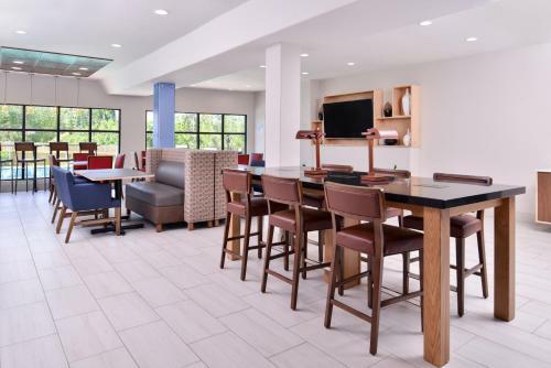 Holiday Inn Express Hotel & Suites Elgin