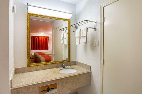 Motel 6 Red Oak