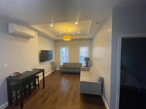 Halsey Manor: Luxurious 2-bedroom Apartment