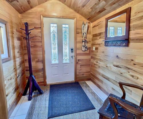 Maples Retreat - 2 Acres - Sleeps 10