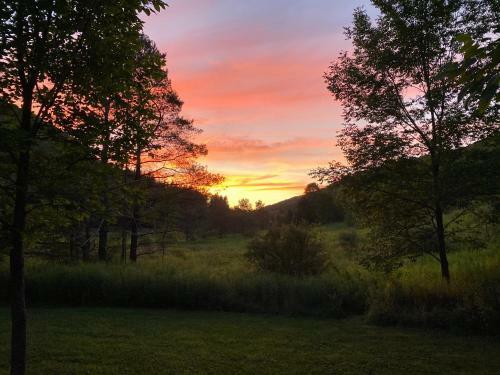 Maples Retreat - 2 Acres - Sleeps 10