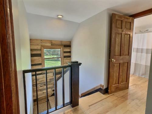 Maples Retreat - 2 Acres - Sleeps 10