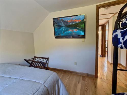 Maples Retreat - 2 Acres - Sleeps 10