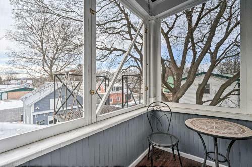 Apartamento Victorian Apt With Balcony Near Lake George!