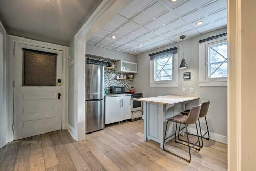 Apartamento Victorian Apt With Balcony Near Lake George!