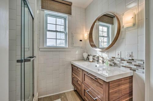 Apartamento Victorian Apt With Balcony Near Lake George!