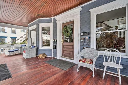 Apartamento Victorian Apt With Balcony Near Lake George!