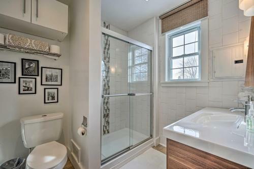 Apartamento Victorian Apt With Balcony Near Lake George!