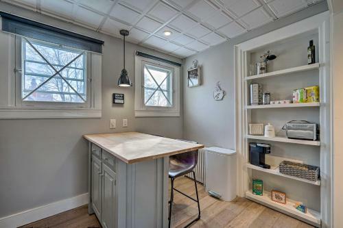 Apartamento Victorian Apt With Balcony Near Lake George!