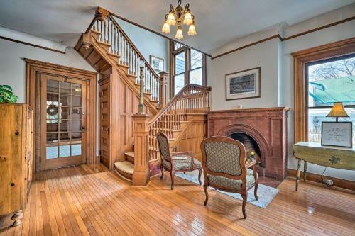Apartamento Victorian Apt With Balcony Near Lake George!