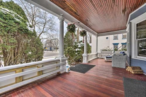 Apartamento Victorian Apt With Balcony Near Lake George!