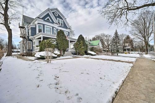Apartamento Victorian Apt With Balcony Near Lake George!