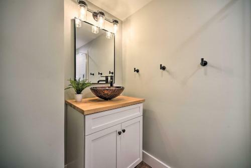 Apartamento Modern Apt Near Lake George - Walk To Beach!