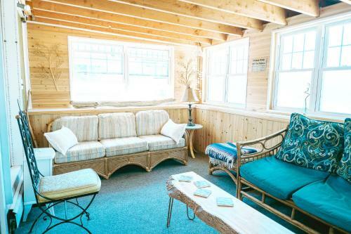 Vintage Beach House, Perfectly Located
