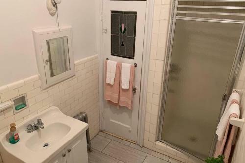 Cozy 2 Bedroom Apartment In Queens