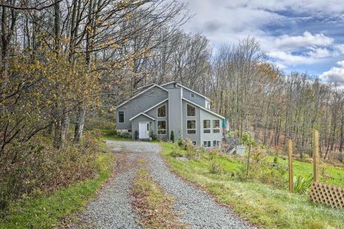 Unique Catskills Hideaway - Walk To Lake Jeff