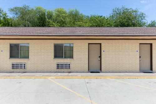 Hotel Freer Executive Inn & Suites