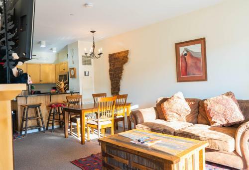 Hotel Long Trail House - Stratton Mountain