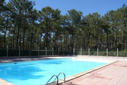 Maison Avec Jardinet Au Calme Et Piscine Commune