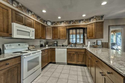 Charming Lake Placid Chalet With Deck And Forest Views