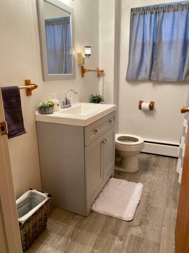 Cozy Riverview Apartment