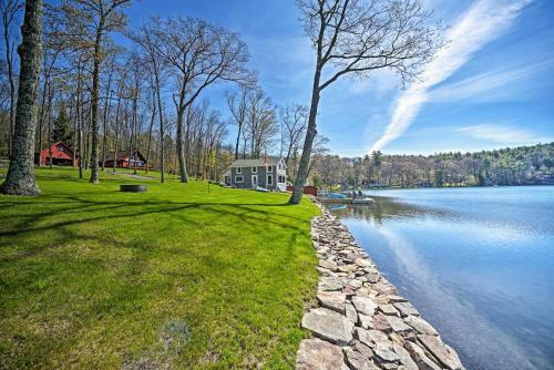 Lakeside Retreat Fire Pit, Bbq, Paddleboat!