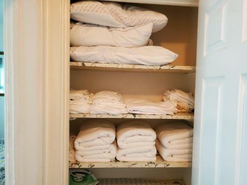 6 Minutes From The Falls! Spacious 2nd Floor Apartment Sleeps 5