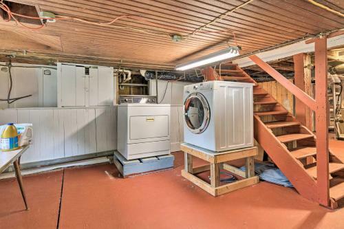 Penn Yan Escape With Yard, 1 Mi To Keuka Lake!