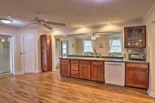 Penn Yan Getaway With Spacious Deck And Yard!