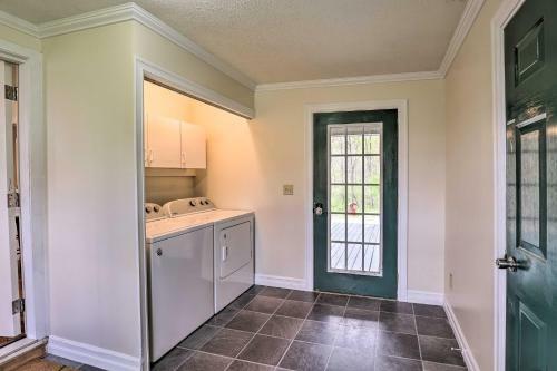 Penn Yan Getaway With Spacious Deck And Yard!