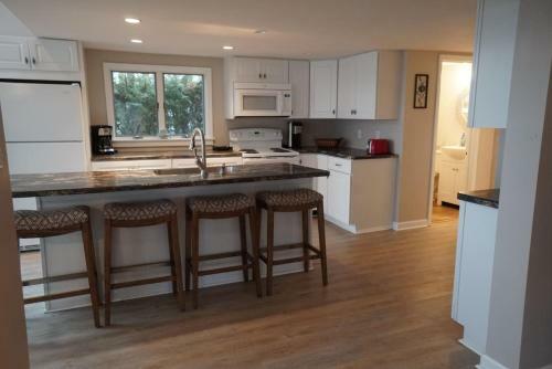 Newly Renovated House On Lake Champlain - 4 Br!