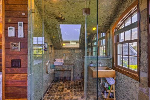 Apartamento Elegant Hamptons Hideaway With Path To Beach!