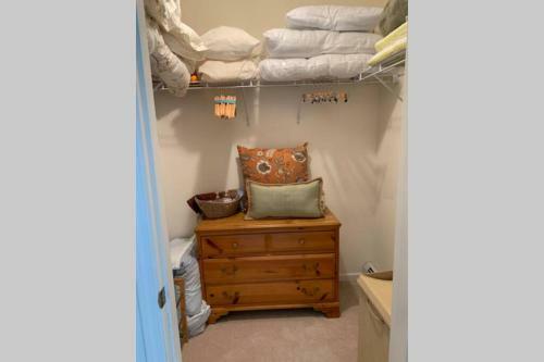 New! Quiet Cape Cod On Rural Lake Setting!