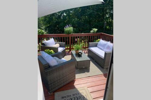 New! Quiet Cape Cod On Rural Lake Setting!