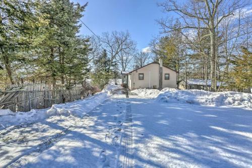 Rock Hill Home With Fire Pit On Wanaksink Lake!