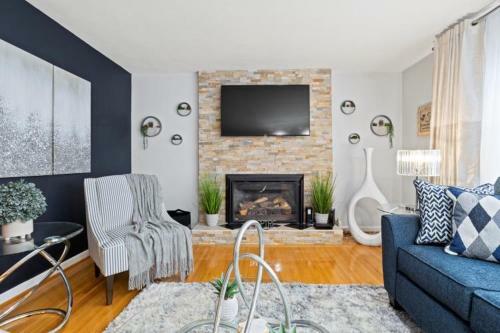 The Cozy House & Romantic Fireplace