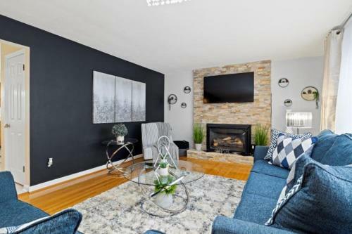 The Cozy House & Romantic Fireplace