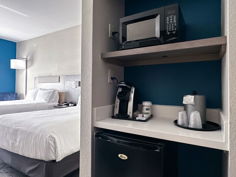 Holiday Inn Express Hotel & Suites Ennis